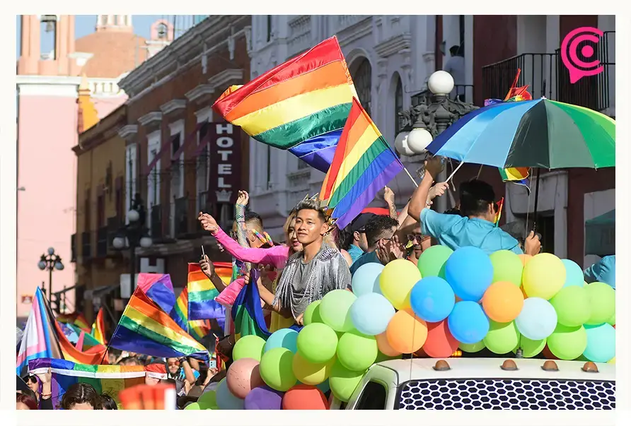 Marcha del Orgullo LGBTTQ 2023 Puebla vs funcionarios homofóbicos