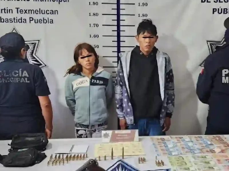 La secretaría de seguridad pública y tránsito municipal de San Martín Texmelucan aseguran a dos personas con presunta droga y arma de fuego, así como cartuchos exclusivos del ejército