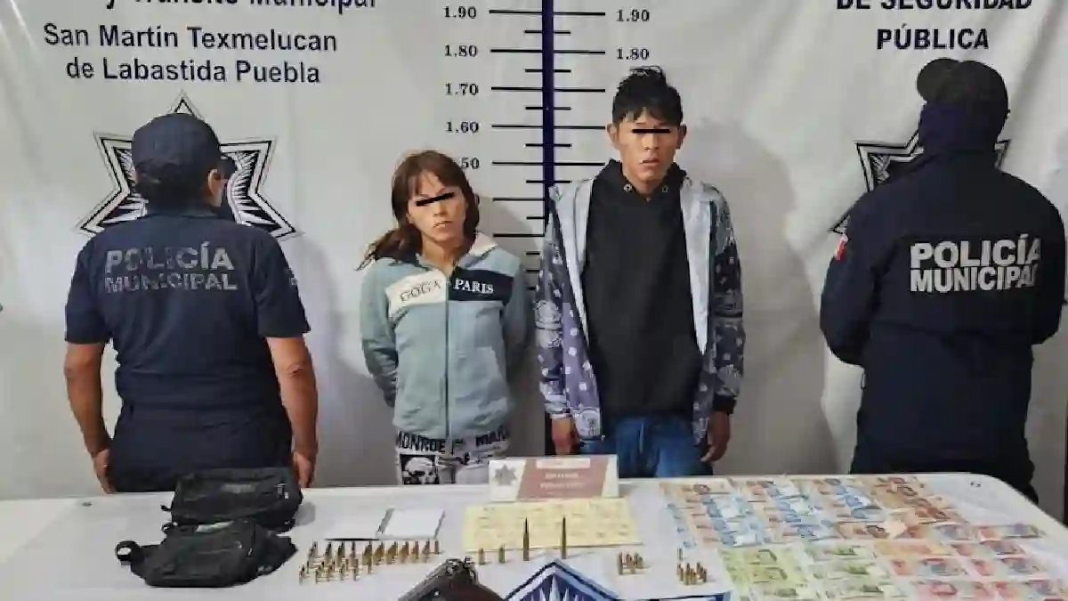 La secretaría de seguridad pública y tránsito municipal de San Martín Texmelucan aseguran a dos personas con presunta droga y arma de fuego, así como cartuchos exclusivos del ejército