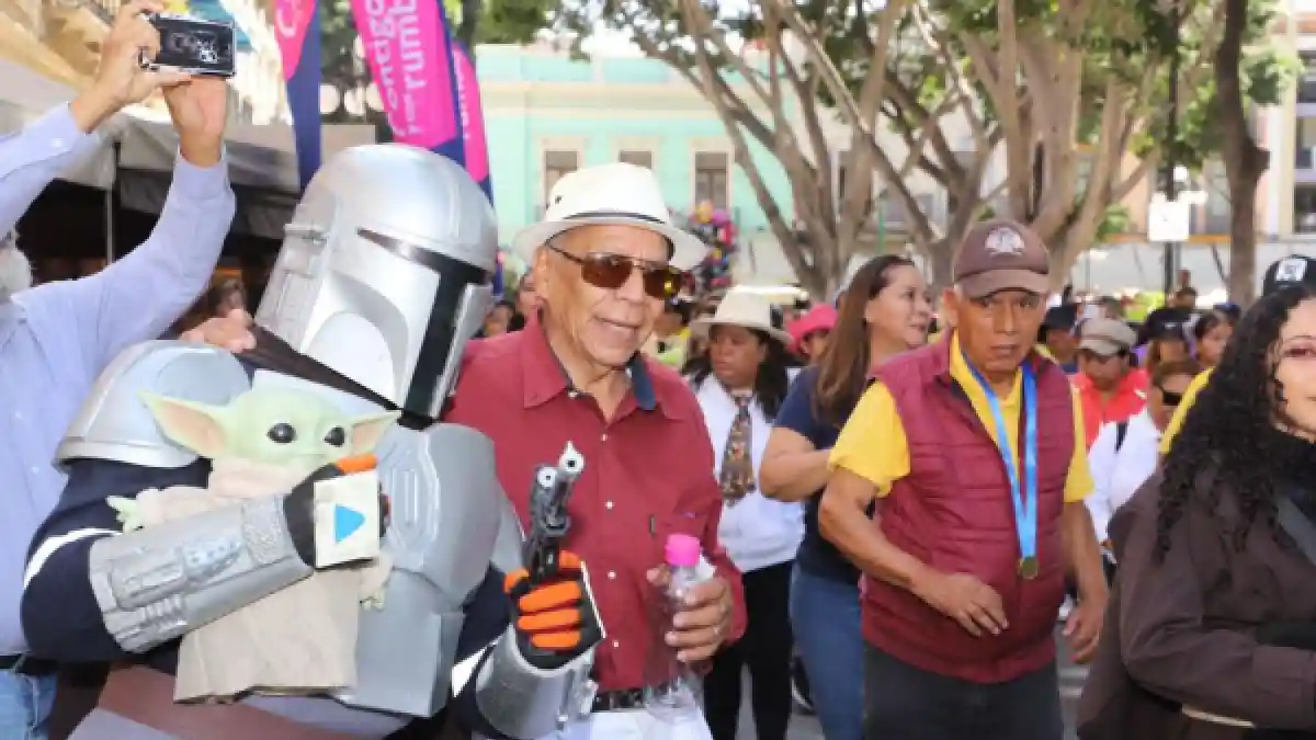 ’Gran Paseo Muy Padre’ reunió a más de 800 personas en el Zócalo de la ciudad