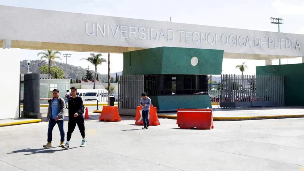 Gobierno estatal lícita remodelaciones en escuelas de Puebla