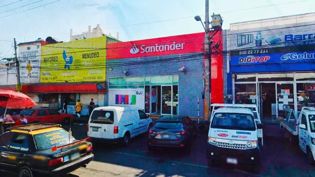 Asaltan a dos cuentahabientes dentro de un banco en la central de abastos