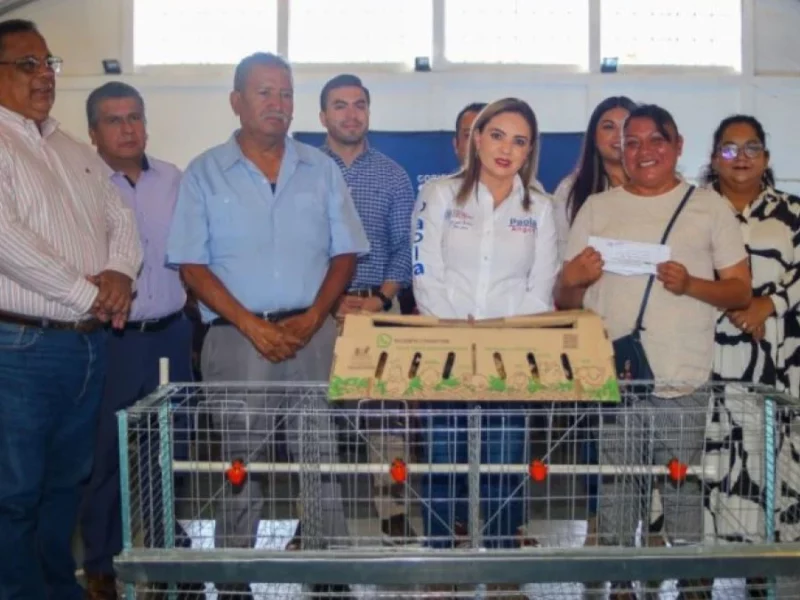 Paola Angon entrega 100 módulos avícolas, impulsando la economía de las mujeres cholultecas.