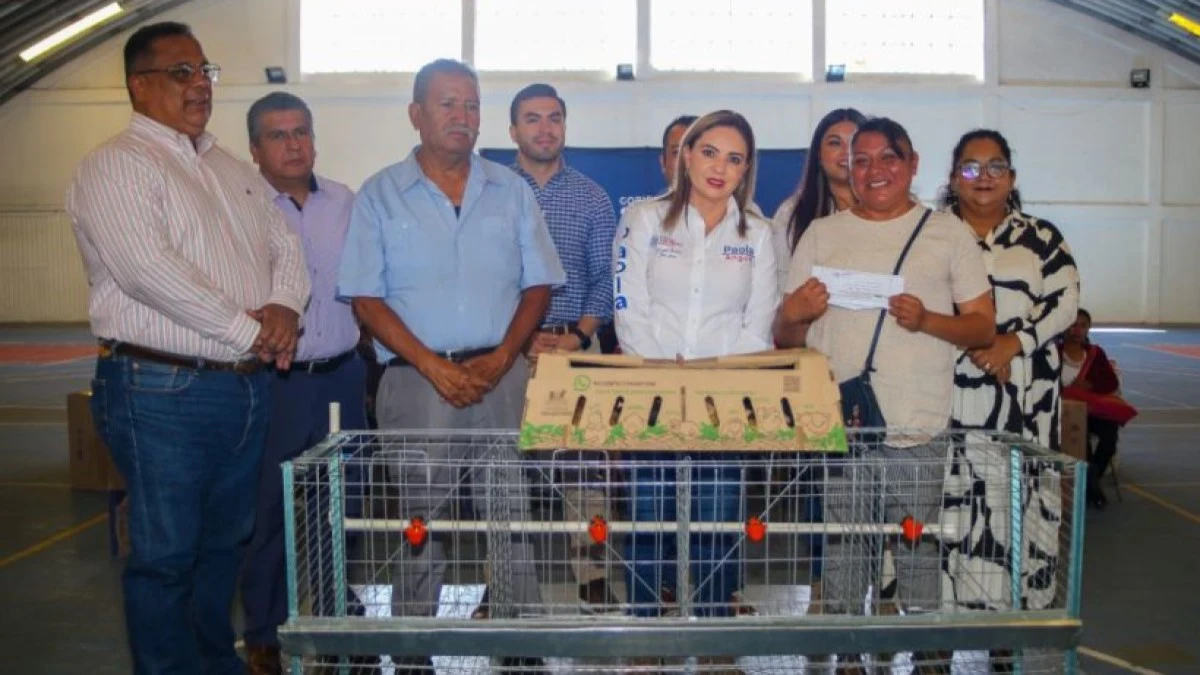 Paola Angon entrega 100 módulos avícolas, impulsando la economía de las mujeres cholultecas.