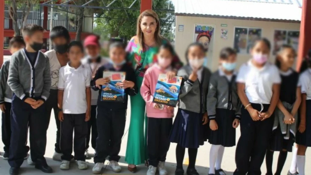 Gobierno de Paola Angon continúa con la entrega de guías de estudio en favor de la educación.