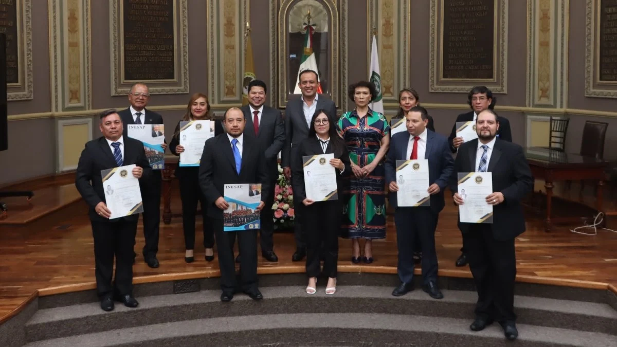 Entregan títulos profesionales a trabajadores en el Congreso del Estado.
