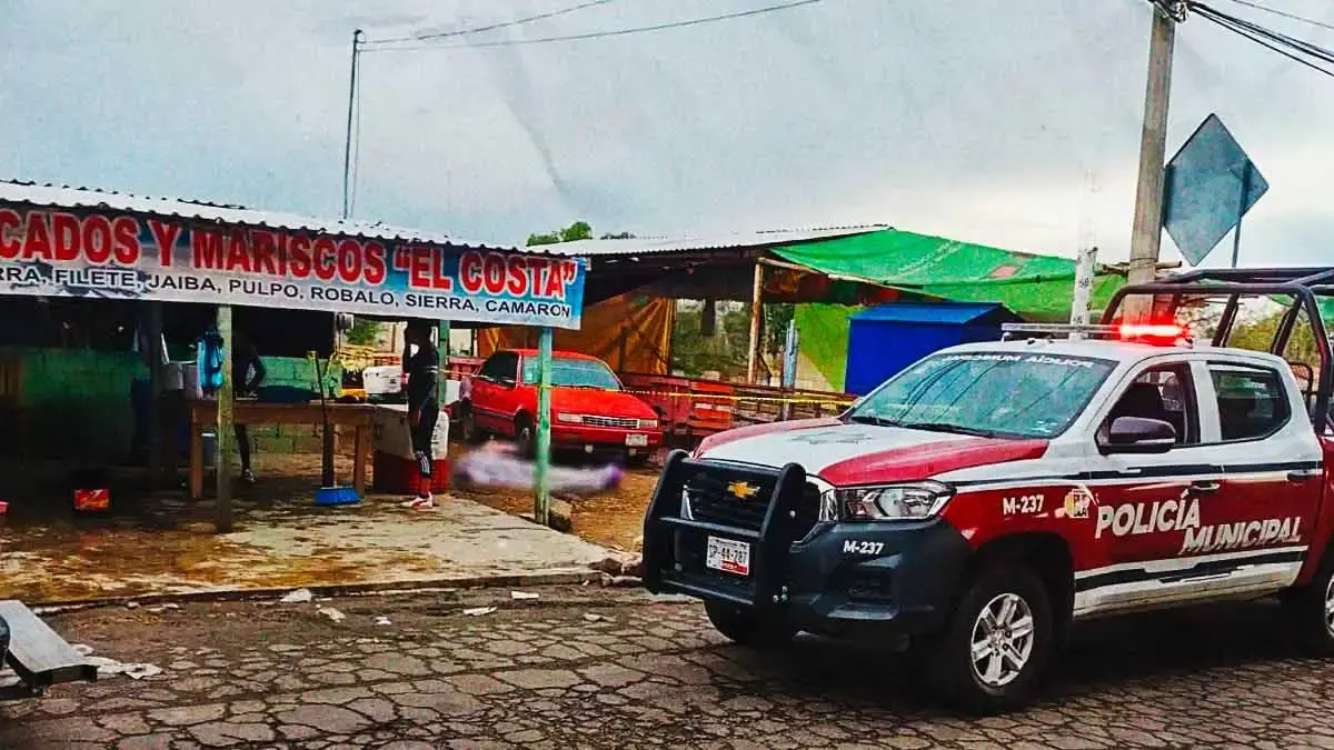 Balean a padre e hijo en pescadería de Huixcolotla, muere uno de ellos