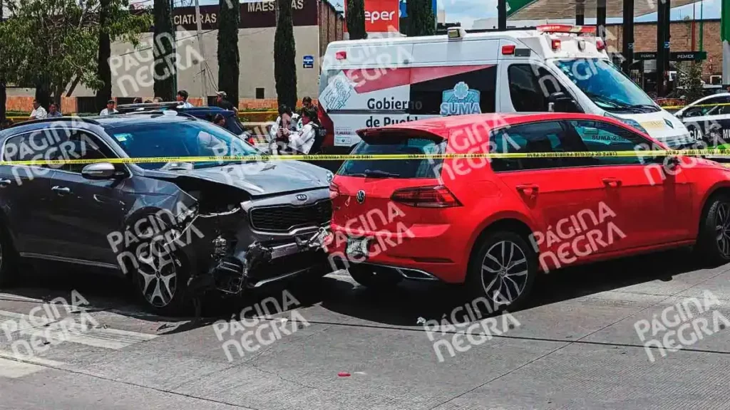 Hombre se infarta y choca contra dos autos frente a Las Ánimas, en Puebla  