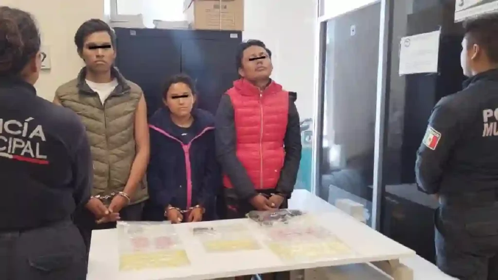 La secretaría de seguridad pública y tránsito municipal de San Martín Texmelucan en recorrido de seguridad detuvo a tres personas con arma de fuego, objetos punzocortantes y probable droga