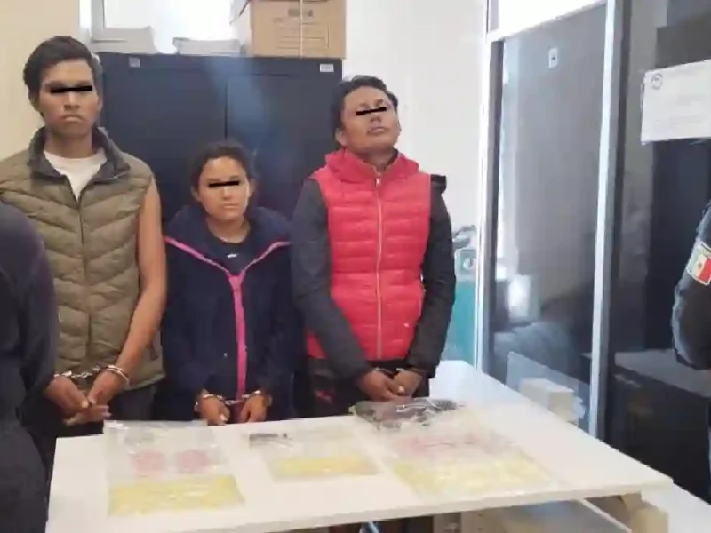La secretaría de seguridad pública y tránsito municipal de San Martín Texmelucan en recorrido de seguridad detuvo a tres personas con arma de fuego, objetos punzocortantes y probable droga