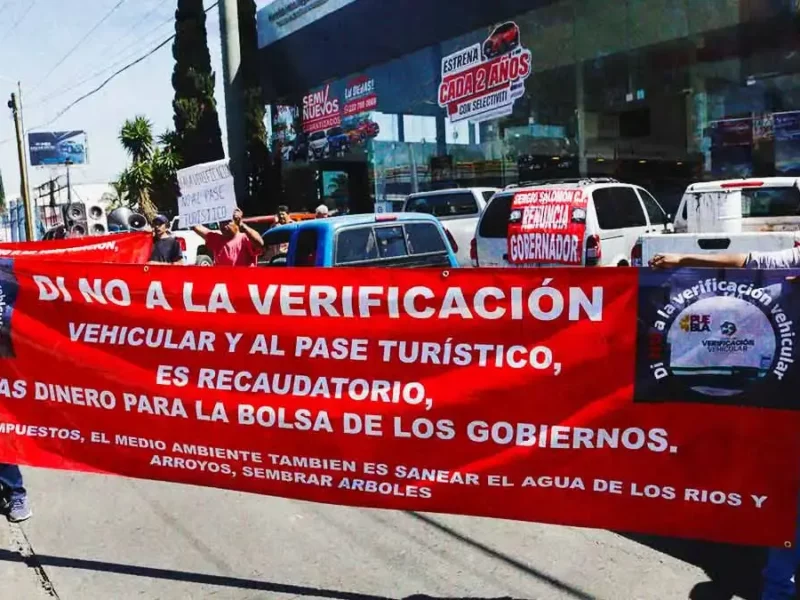Cierran la Recta a Cholula, por cinco horas, para manifestarse contra la verificación