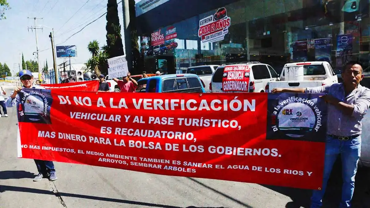 Cierran la Recta a Cholula, por cinco horas, para manifestarse contra la verificación