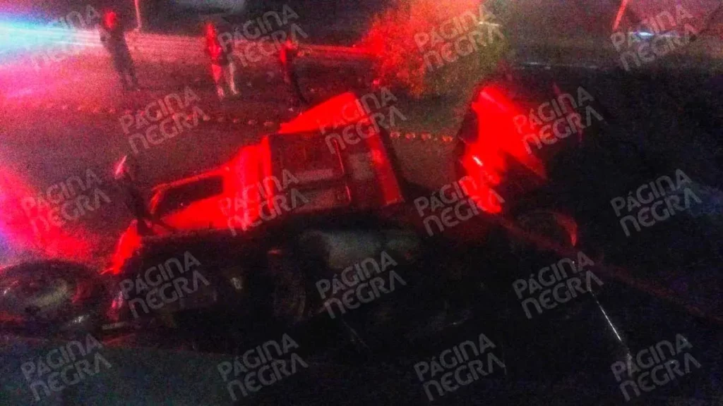 Carambola en el Periférico Ecológico tras volcadura de un tractocamión