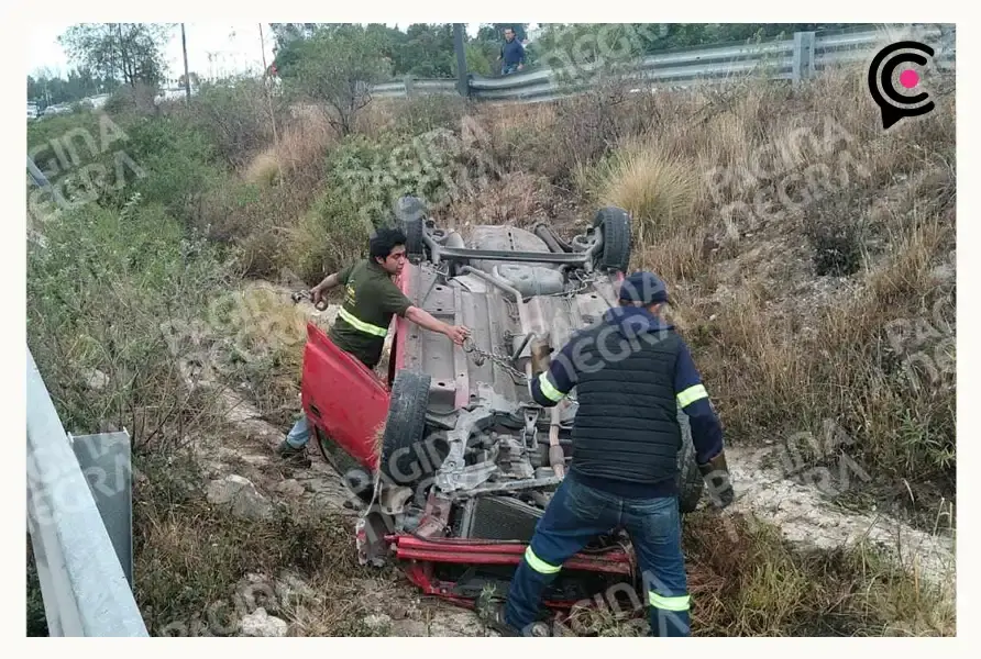 Maestra resulta gravemente herida en accidente automovilístico; muere en el ISSSTEP