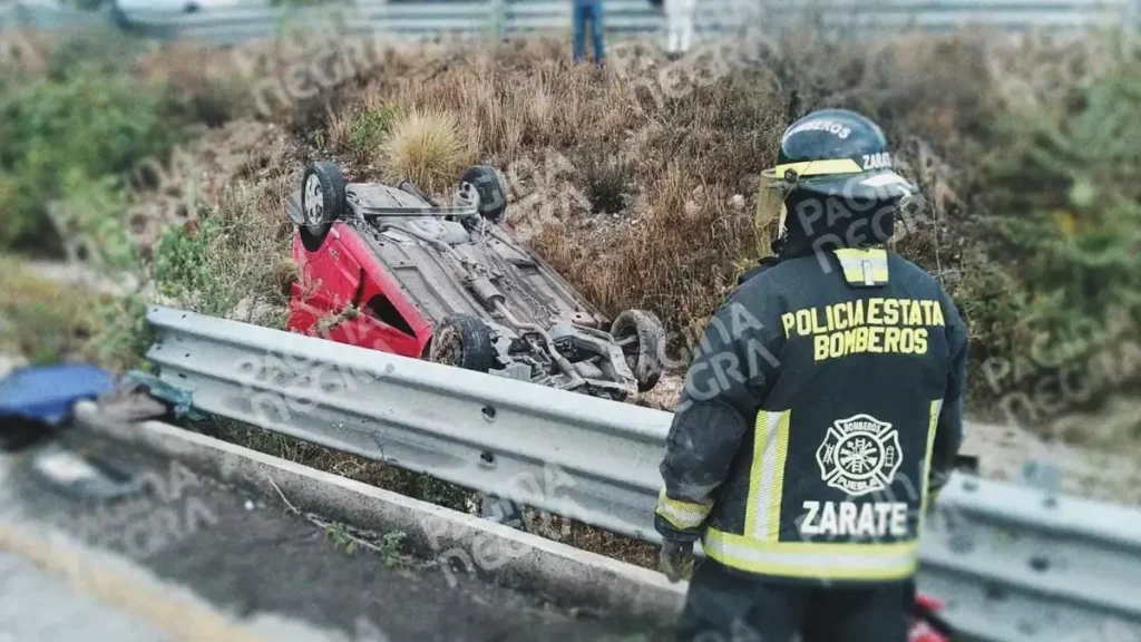Maestra resulta gravemente herida en accidente automovilístico; muere en el ISSSTEP