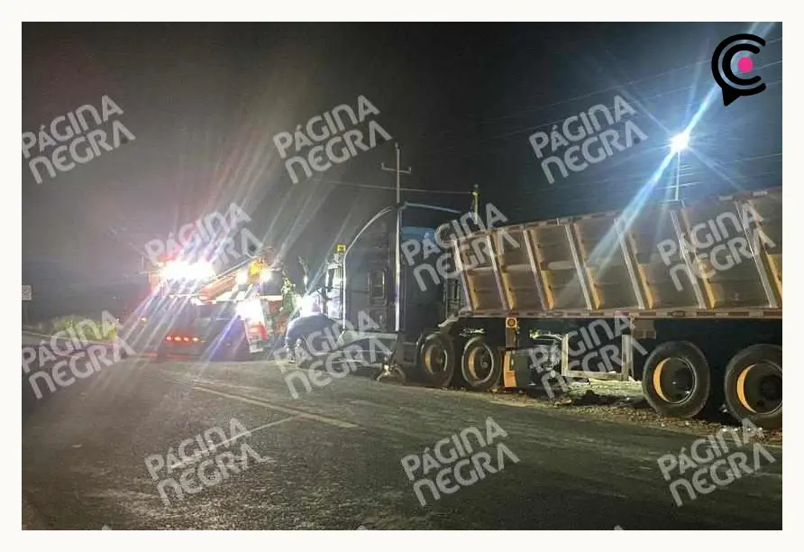 Motociclista y niña mueren tras ser arrastrados por un tractocamión, en San José Chiapa