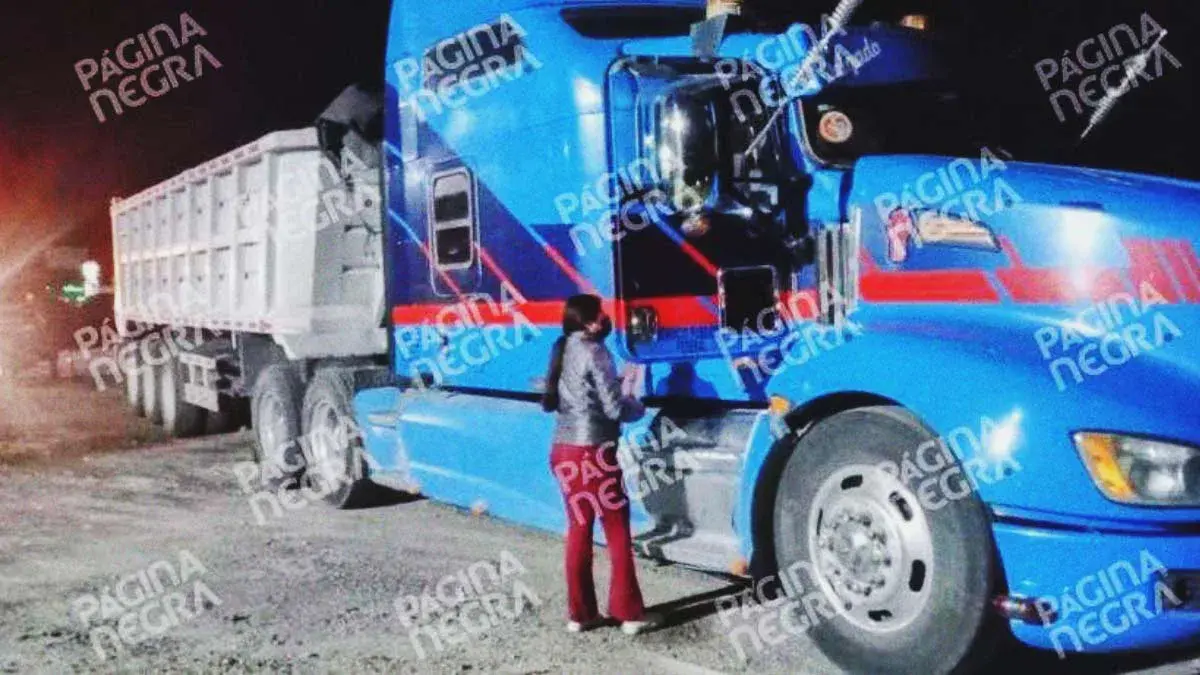 Motociclista y niña mueren tras ser arrastrados por un tractocamión, en San José Chiapa
