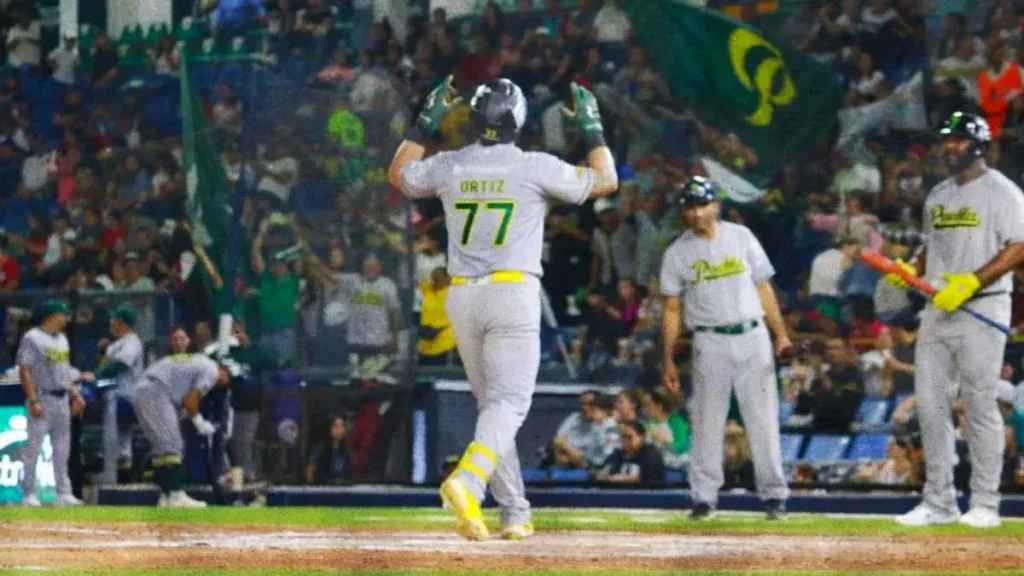 Danny Ortiz llega a los 103 cuadrangulares en el triunfo de los Pericos de Puebla