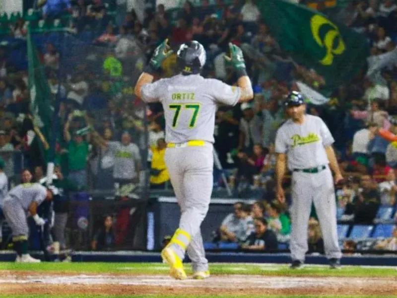 Danny Ortiz llega a los 103 cuadrangulares en el triunfo de los Pericos de Puebla