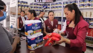 Ariadna Ayala y atlixquenses celebran primer año de la Tienda de Abasto Popular, proyecto que apoya la economía familiar.