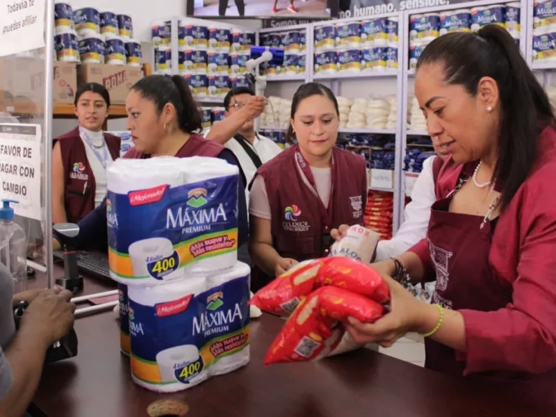 Ariadna Ayala y atlixquenses celebran primer año de la Tienda de Abasto Popular, proyecto que apoya la economía familiar.