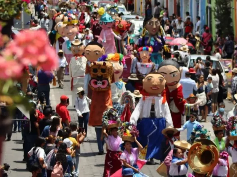 Todo listo para el colorido Desfile de Mojigangas en Atlixco.