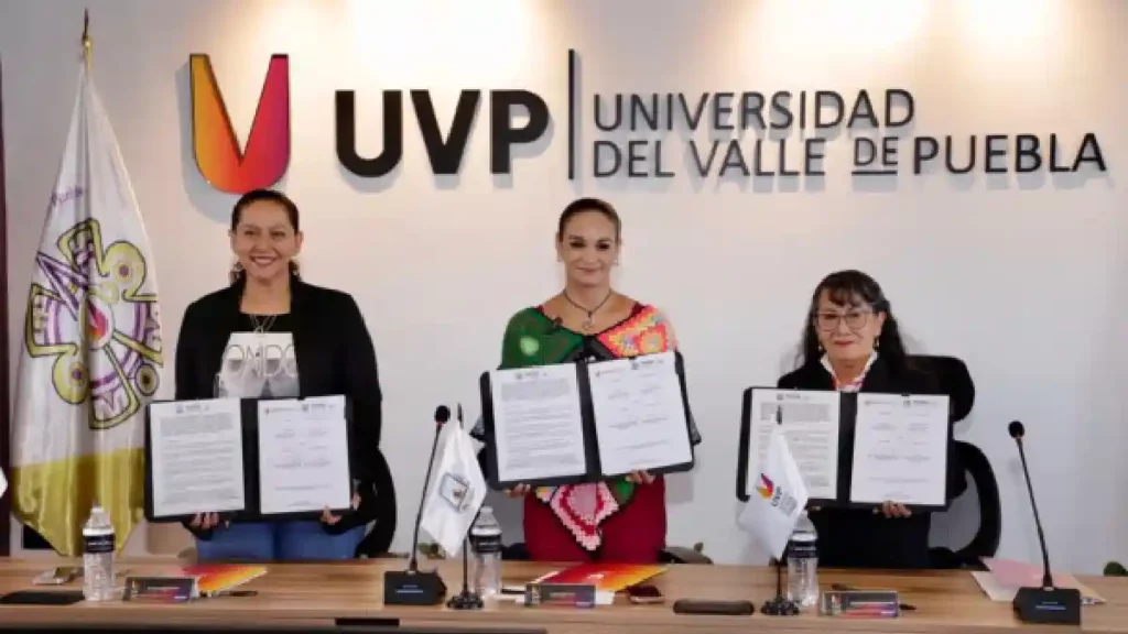 SMDIF Puebla firma convenio con UVP