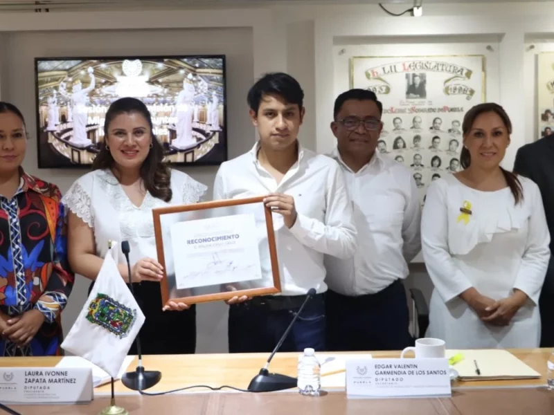 Entrega Comisión de Migración reconocimiento al artista tejedor, Hilan Cruz.