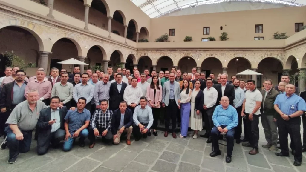 Celebran a trabajadores administrativos del Congreso; se busca erradicar al machismo y al “macho” en la LXI Legislatura: Eduardo Castillo.