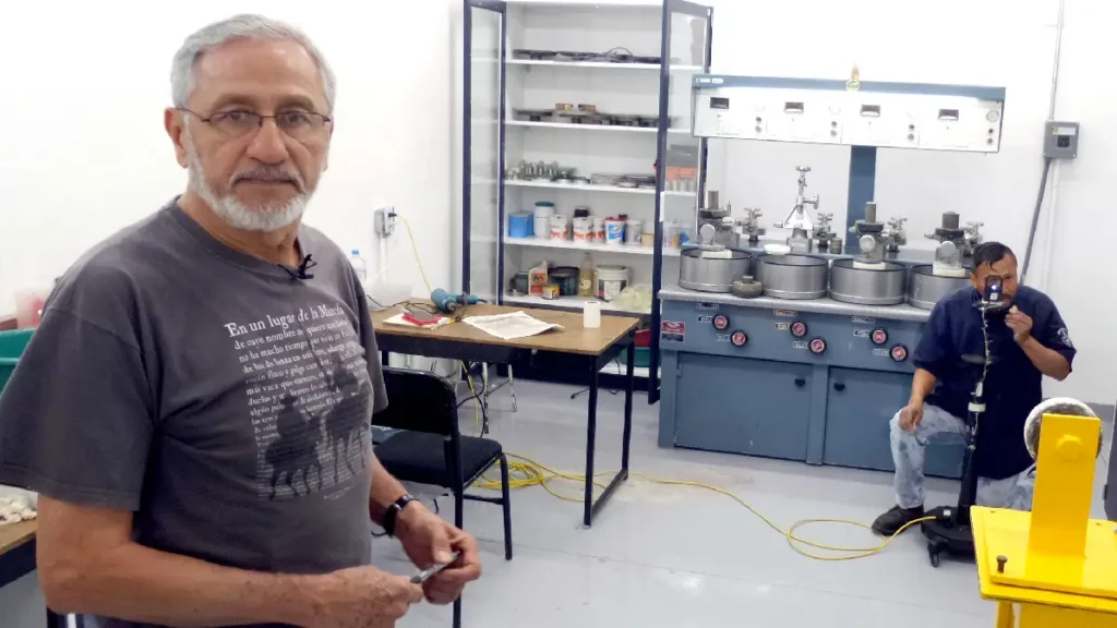 “Reciclando un celular para construir un microscopio escolar”, un programa con compromiso social y ambiental