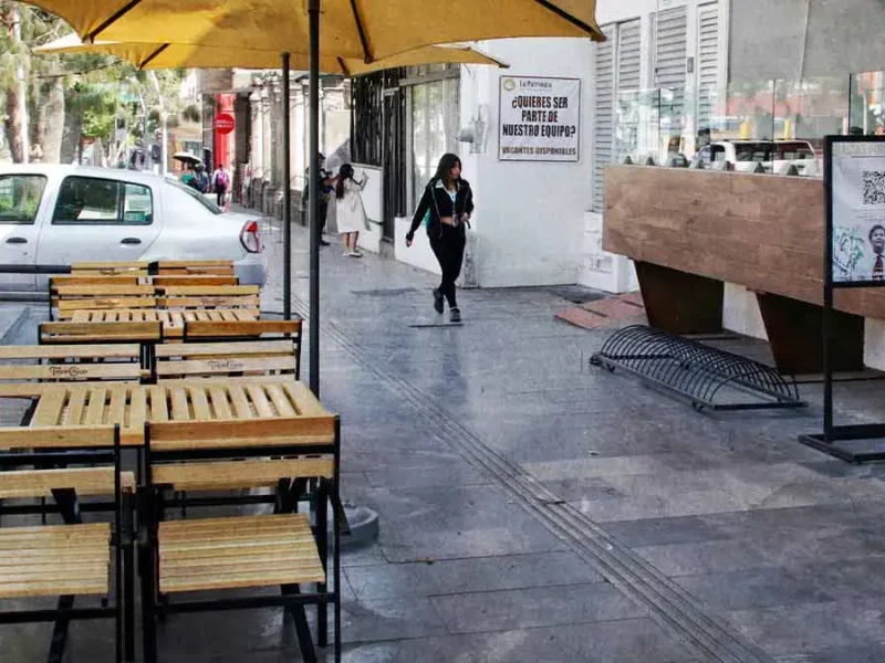 Sólo cuatro restaurantes de la Avenida Juárez siguen en el proyecto “mesas al aire libre”
