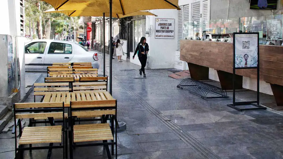 Sólo cuatro restaurantes de la Avenida Juárez siguen en el proyecto “mesas al aire libre”