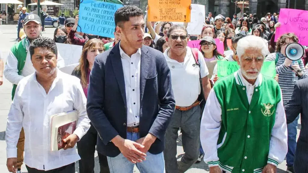 Estudiantes del Alva Edison en Puebla marchan por abuso policial