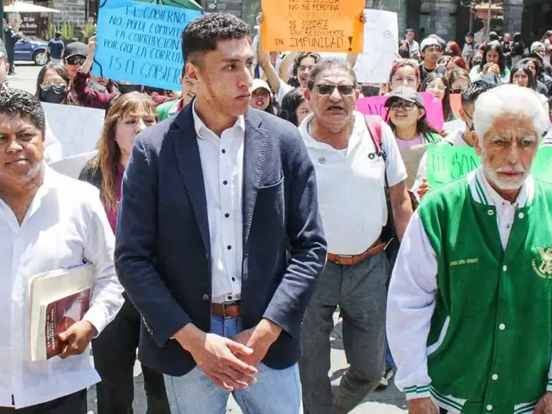 Estudiantes del Alva Edison en Puebla marchan por abuso policial