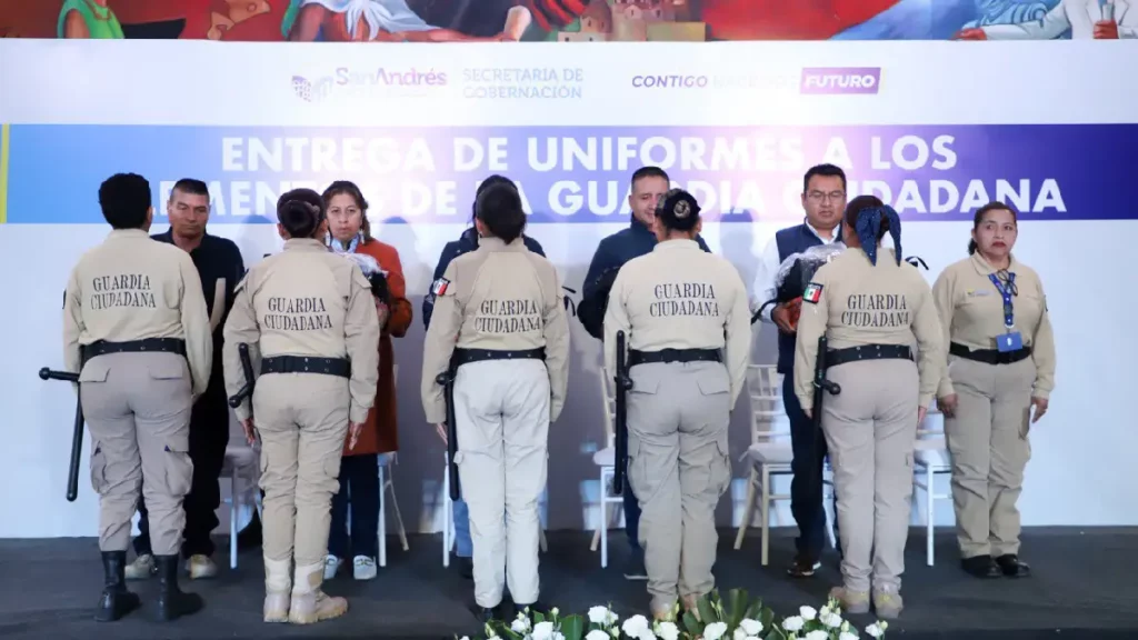 Entrega Mundo Tlatehui uniformes a elementos de la Guardia Ciudadana