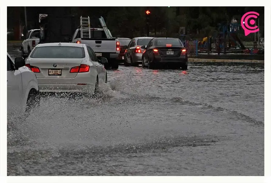 Lluvias dejan carros varados y bajo el agua en Puebla