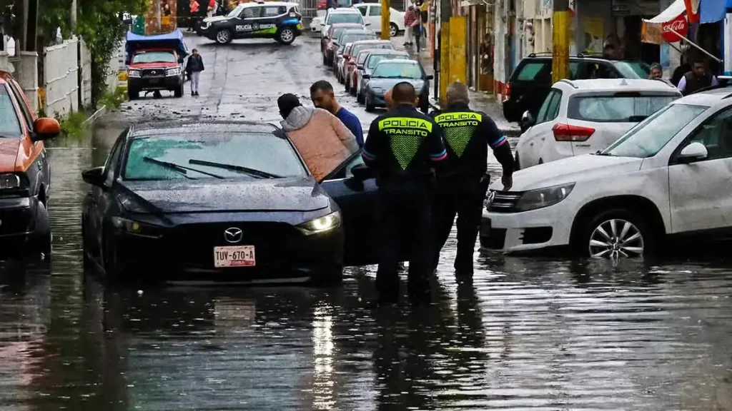 Lluvias dejan carros varados y bajo el agua en Puebla