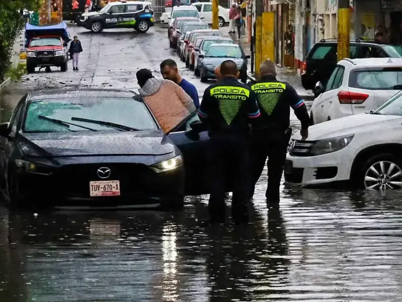 Lluvias dejan carros varados y bajo el agua en Puebla