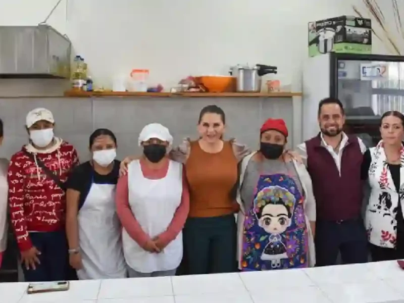 Norma Layón entrega rehabilitación de desayunador escolar en Texmelucan