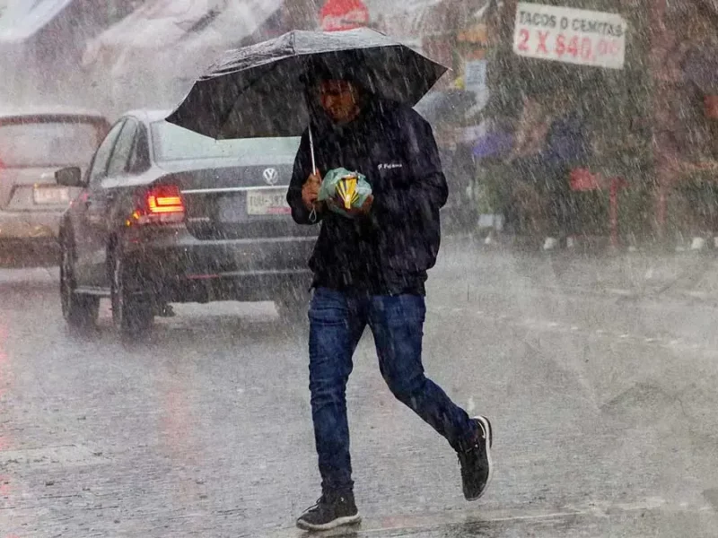 Puebla es castigada por fuertes lluvias este viernes; colapsan las alcantarillas