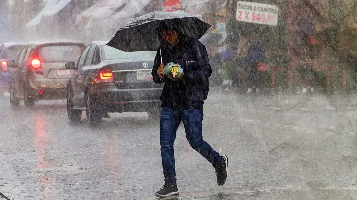 Puebla es castigada por fuertes lluvias este viernes; colapsan las alcantarillas