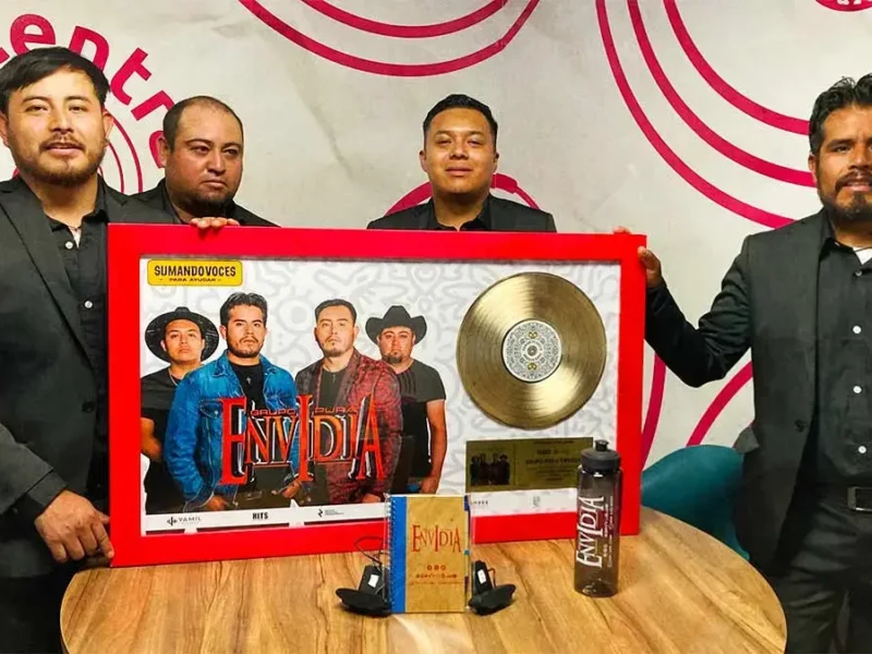 El Grupo atlixquense Pura Envidia recibe su primer Disco de Oro