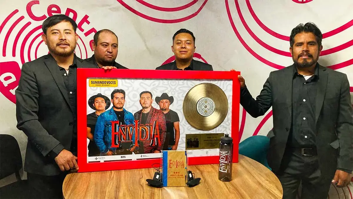 El Grupo atlixquense Pura Envidia recibe su primer Disco de Oro
