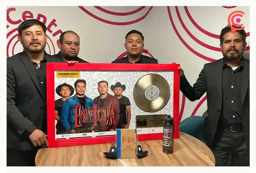 El Grupo atlixquense Pura Envidia recibe su primer Disco de Oro
