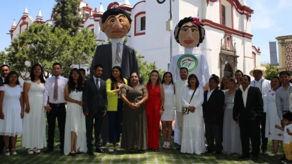 Paola Angon encabeza las bodas comunitarias en San Pedro Cholula.