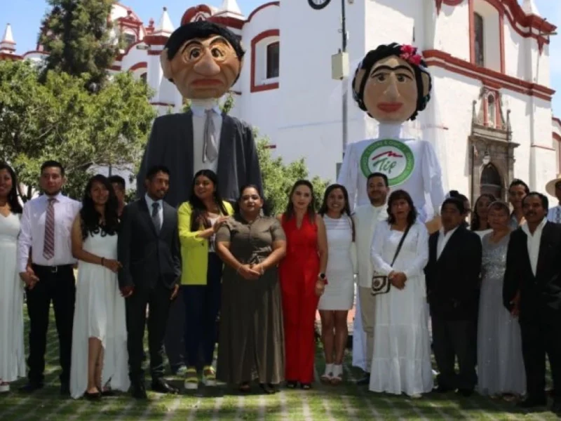 Paola Angon encabeza las bodas comunitarias en San Pedro Cholula.