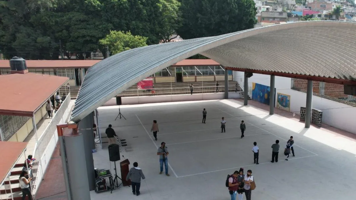 Presidenta Ariadna Ayala entrega rehabilitación de Plaza cívica en la Primaria Felipe Carrillo Puerto.