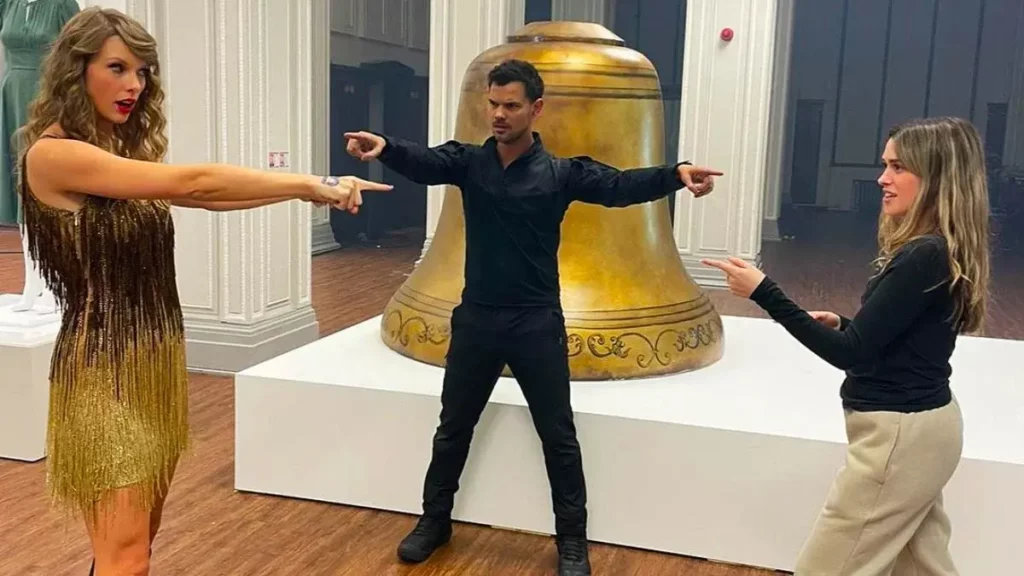 Taylor Lautner aparece durante un concierto de Taylor Swift en Kansas.