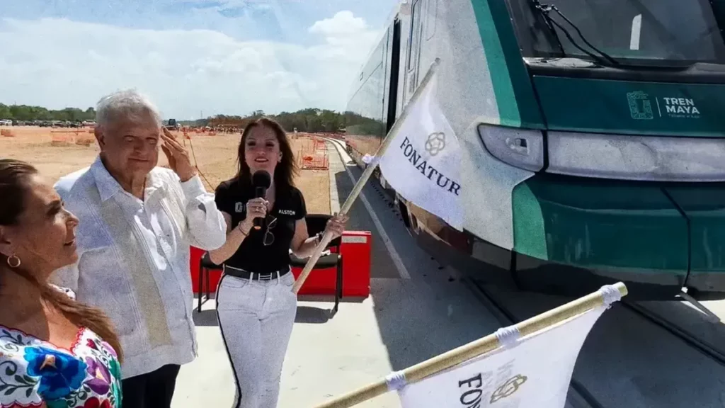 AMLO recibe el primer vagón del Tren Maya en Cancún