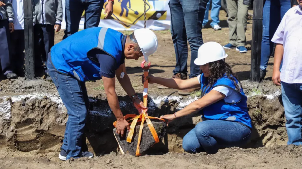 Coloca Mundo Tlatehui la primera piedra del preescolar San Luis Tehuiloyocan